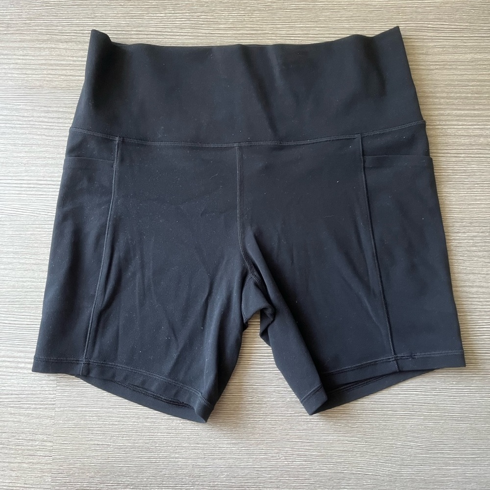 Athleta Salutation Stash Pocket shorts 7”, size Large, black